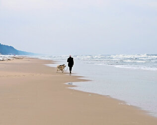 Spacery wzdłuż plaży są przyjemne nawet w chłodnych miesiącach