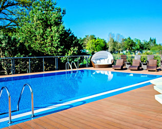 Oprócz basenu wewnętrznego hotel posiada zewnętrzny basen na słonecznym tarasie