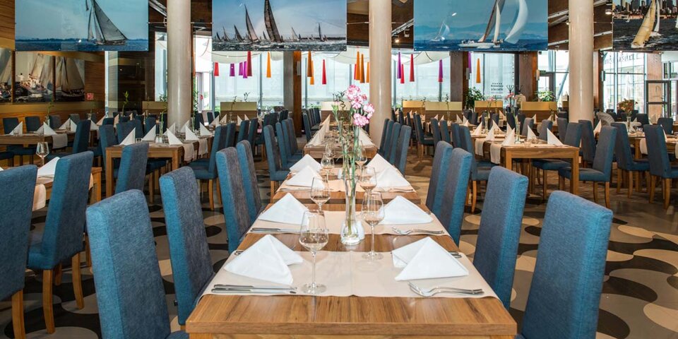 Wnętrza restauracji są przestronne i posiadają morskie motywy