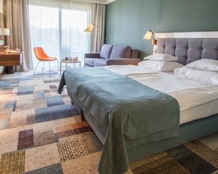 Hotel oferuje komfortowe pokoje z wygodnymi łóżkami