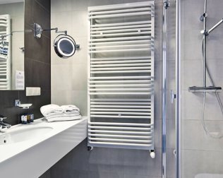 Łazienki z prysznicem wyposażono w komplet kosmetyków i ręczników