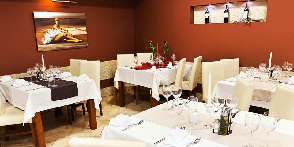 Hotelowa Restauracja serwuje dania kuchni śródziemnomorskiej