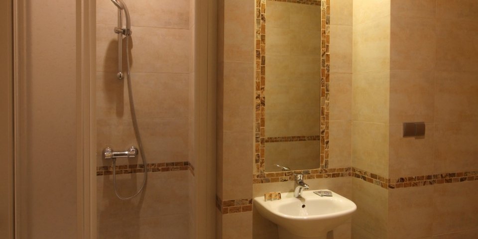 Łazienki z prysznicem wyposażone są również w komplet ręczników