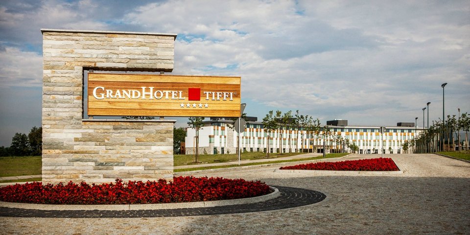Hotel dysponuje pokojami z panoramicznym widokiem na ogród lub jezioro