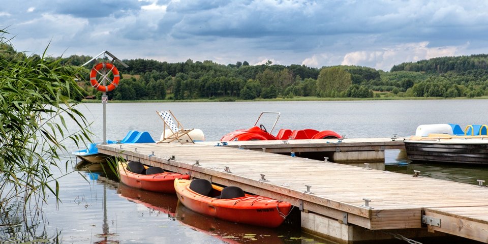 Goście mogą wypożyczyć kajaki, rowery wodne oraz łódki