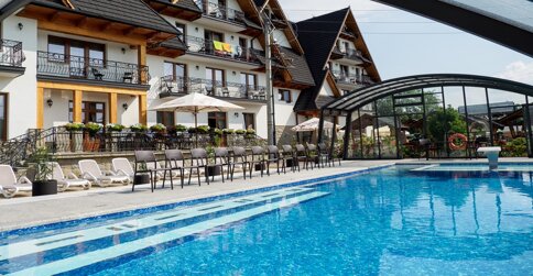 Hotel udostępnia zewnętrzny basen z podgrzewaną wodą i atrakcjami wodnymi