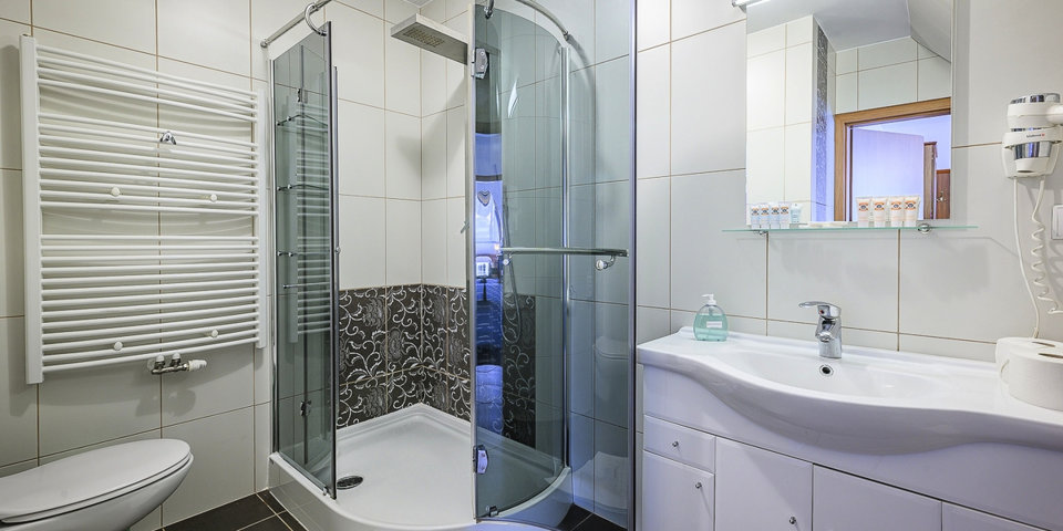 Łazienki z prysznicem wyposażono w nowe deszczownice