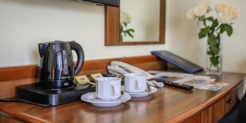 Zestaw powitalny: czajnik, filiżanki i herbata w wyposażeniu pokoi LUX