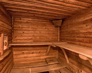 Oprócz tego można skorzystać z sauny suchej i łaźni parowej