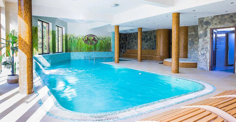 Hotel dysponuje strefą wellness z basenem, jacuzzi, saunami i strefą wypoczynku