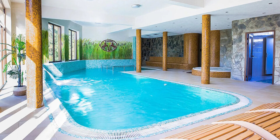 Hotel dysponuje strefą wellness z basenem, jacuzzi, saunami i strefą wypoczynku