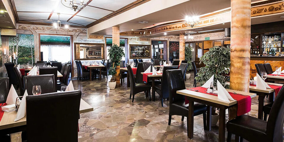 Restauracja, pub w piwnicy oraz oranżeria tworzą kulinarną ofertę hotelu