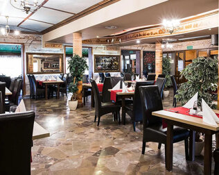 Restauracja, pub w piwnicy oraz oranżeria tworzą kulinarną ofertę hotelu