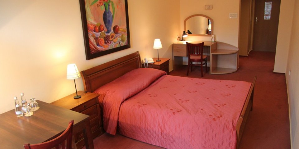 Hotelowe pokoje są klasycznie i elegancko urządzone