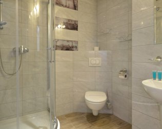 Każdy pokój dysponuje nowoczesną, przestronną łazienką z prysznicem