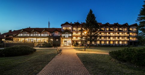 W kompleksie znajduje się hotel, marina, SPA oraz duży, piękny ogród