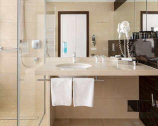Łazienki są nowocześnie wyposażone w kabinę prysznicową, suszarkę do włosów
