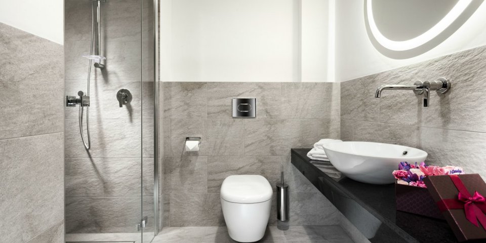 Łazienki wyposażone są w kabinę prysznicową
