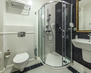 Łazienkę z prysznicem wyposażono w suszarkę oraz komplet ręczników
