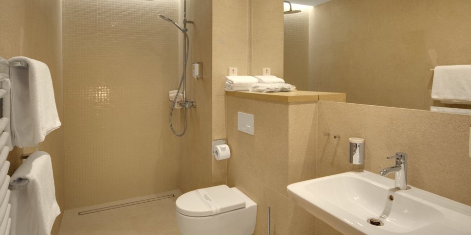 W łazienkach: prysznic, suszarka, komplet ręczników i kosmetyków
