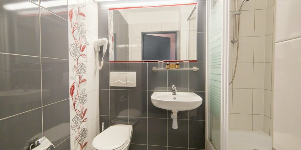 Łazienki są wyposażone w kabinę prysznicową i suszarkę do włosów