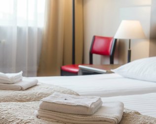 Komfortowe hotelowe pokoje są urządzone w skandynawskim stylu
