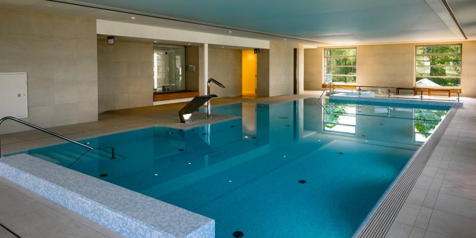 W strefie wellness dla gości dostępny jest basen z atrakcjami wodnymi i jacuzzi