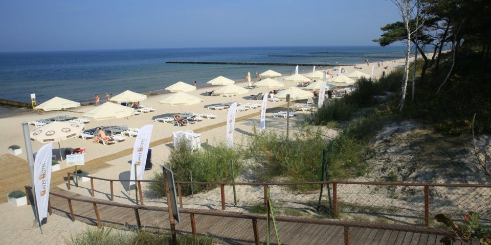 Prywatna plaża zapewnia komfort m.in. dzięki parasolom i leżakom