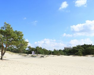 Wewnętrzna wydma zapewnia dodatkową przestrzeń do plażowania