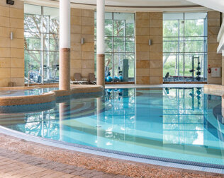 Hotel posiada basen pływacko-rekreacyjny z atrakcjami wodnymi i strefą zabaw