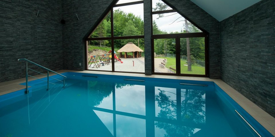 Hotel Klaudia dysponuje basenem z atrakcjami wodnymi
