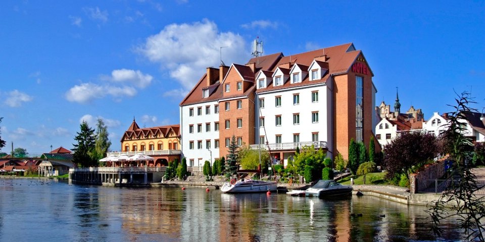 Hotel Nad Pisą położony jest nad samą rzeką w centrum Pisza - tuż obok rynku