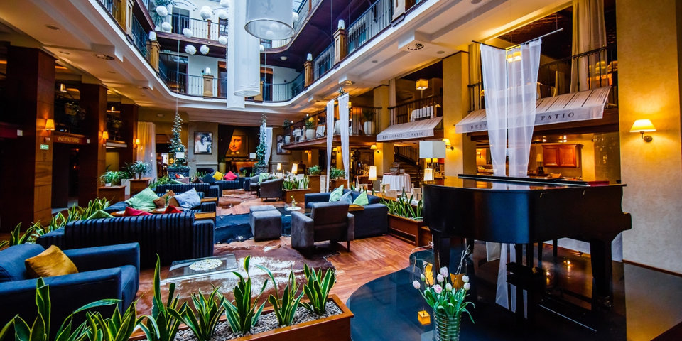 Restauracja Patio to lobby i dwie antresole - każdy znajdzie stolik dla siebie