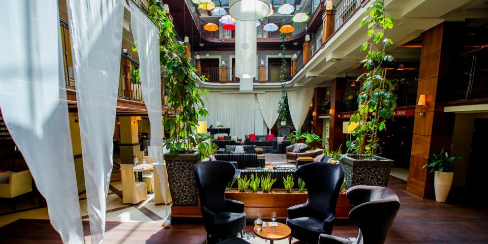 Hotelowe lobby zachęca do wypoczynku i skorzystania z bogatej oferty kulinarnej