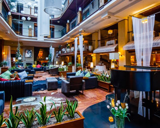 Restauracja Patio to lobby i dwie antresole - każdy znajdzie stolik dla siebie