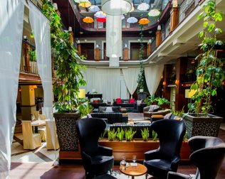 Hotelowe lobby zachęca do wypoczynku i skorzystania z bogatej oferty kulinarnej