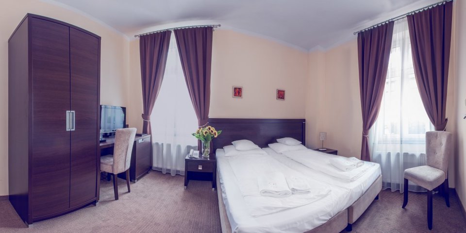 Hotelowe pokoje są urządzone w ponadczasowym, klasycznym stylu