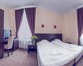 Hotelowe pokoje są urządzone w ponadczasowym, klasycznym stylu