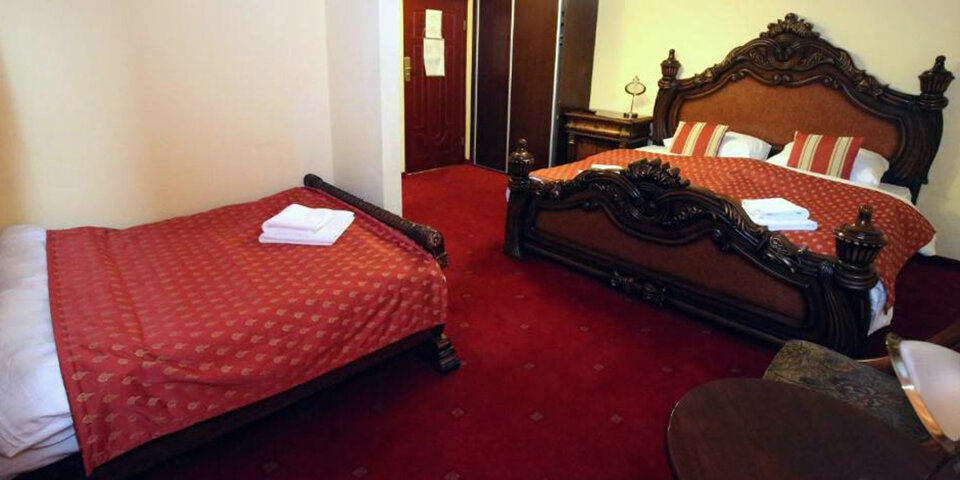 Pokoje 3-osobowe składają się z łóżka małżeńskiego oraz pojedynczego