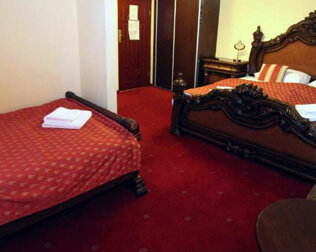 Pokoje 3-osobowe składają się z łóżka małżeńskiego oraz pojedynczego