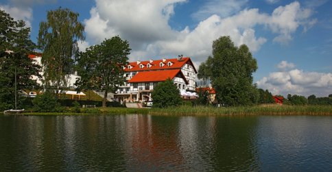 Hotel Anek jest położony w centrum Mrągowa nad samym brzegiem jeziora