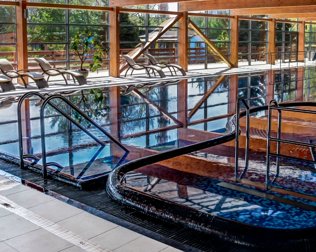W basenie rekreacyjnym zaprojektowano wiele atrakcji, m.in. rwącą rzekę