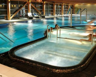 Doris SPA posiada nowoczesny kompleks z 25 m basenem i basenem solankowym