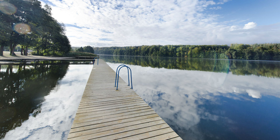 Goście mogą zażywać kąpieli w czystej wodzie jeziora
