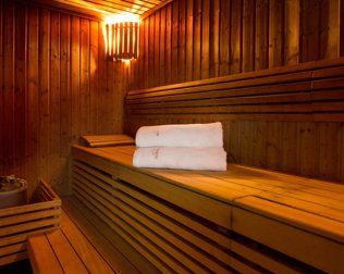 W strefie saun do dyspozycji sauna sucha oraz łaźnia parowa