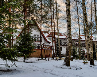 Hotel położony jest w otoczeniu lasu