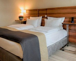 Dwa pojedyncze łóżka na życzenie gości można złączyć w jedno
