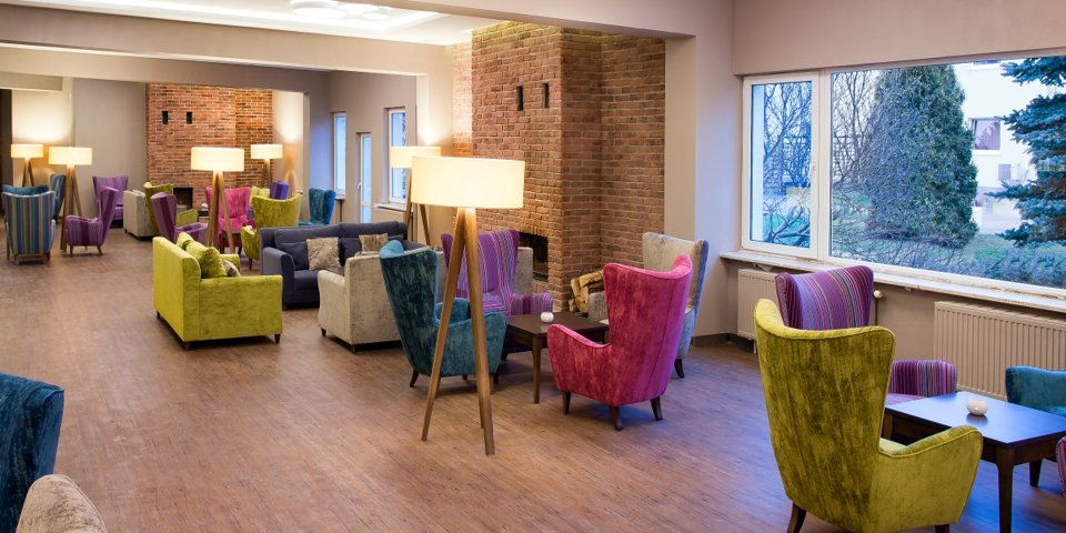 Żywe kolory foteli i kanap urozmaicają wnętrze hotelowego lobby