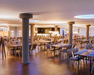 Duża sala restauracyjna spokojnie pomieści wszystkich gości ośrodka