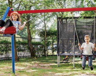 Dla dzieci urządzono plac zabaw m.in. z trampoliną, huśtawkami, mini zjeżdżalnią